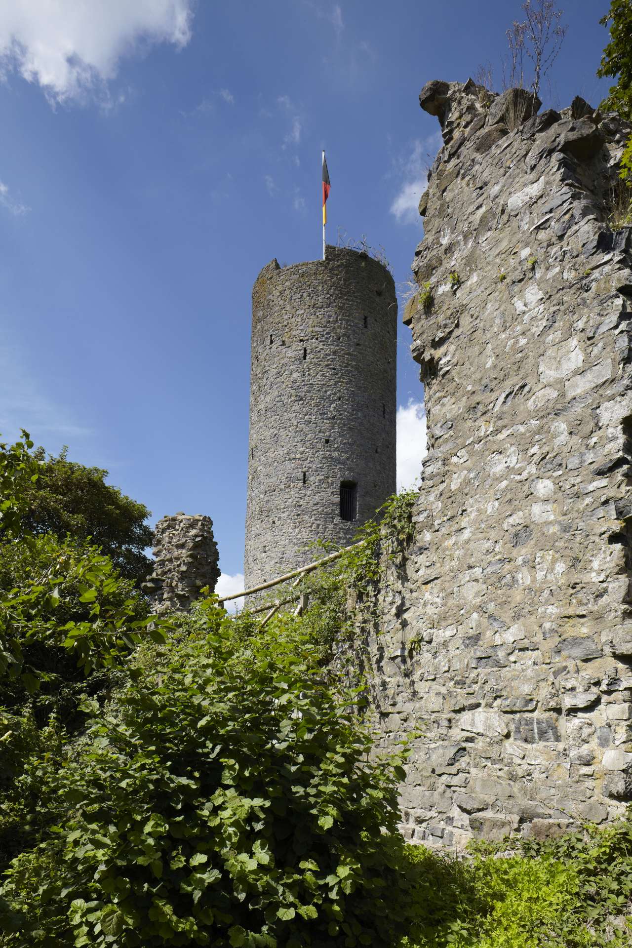 Blick auf den Bergfried der Burgruine Hartenfels neben Mauerresten